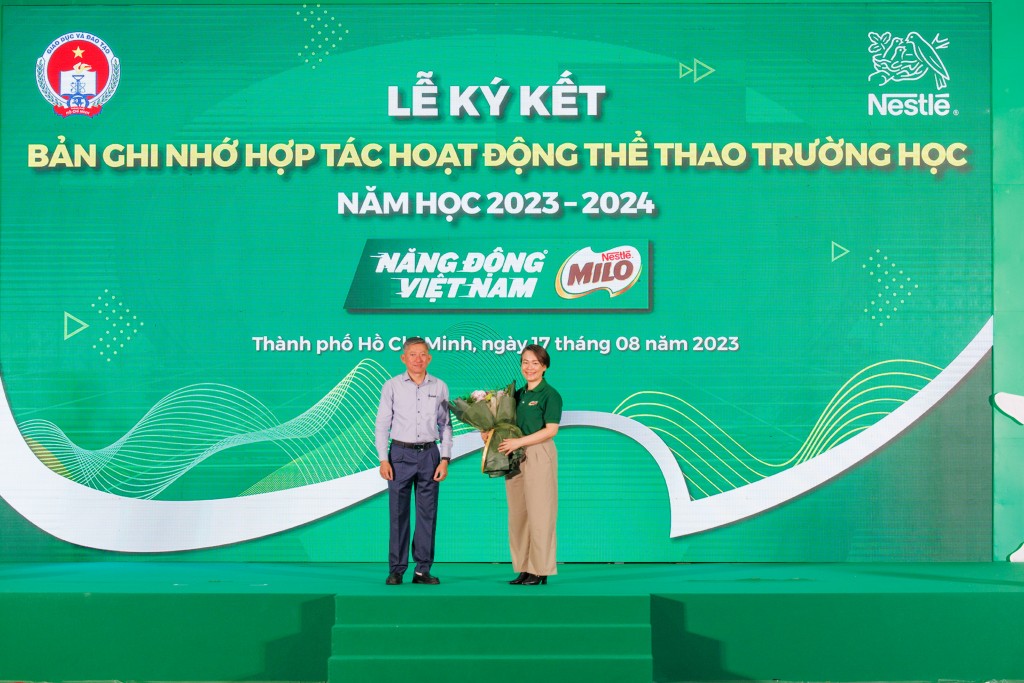 Đại diện Sở Giáo dục và Đào tạo TP. Hồ Chí Minh, ông Dương Trí Dũng trao tặng hoa thay lời chúc mừng sự thành công của Lễ ký kết cũng như sự đồng hành của nhãn hàng Nestlé MILO trong các sân chơi thể thao cho trẻ em