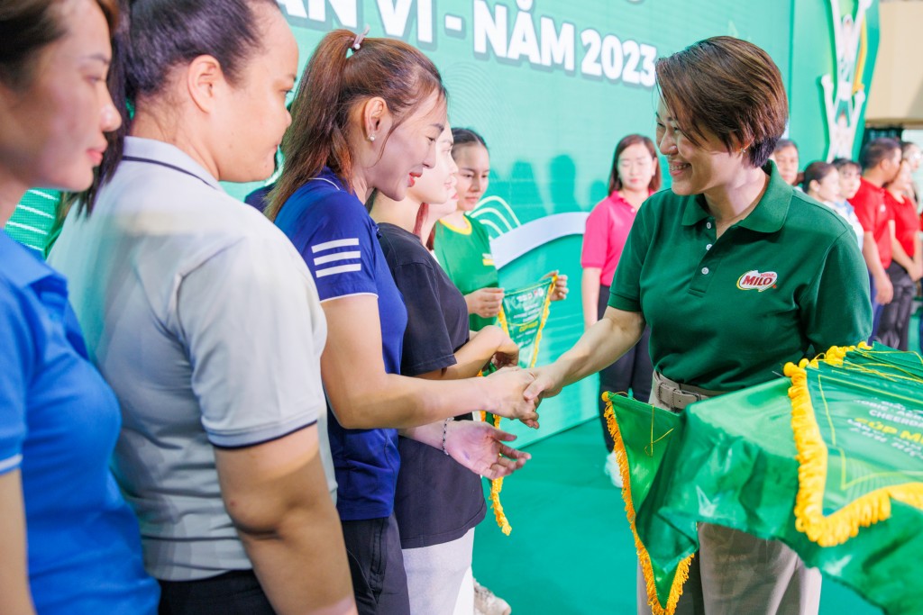 Đại diện công ty Nestlé Việt Nam, bà Philomena Tan trao tặng cờ lưu niệm cho đại diện các đội thi đấu