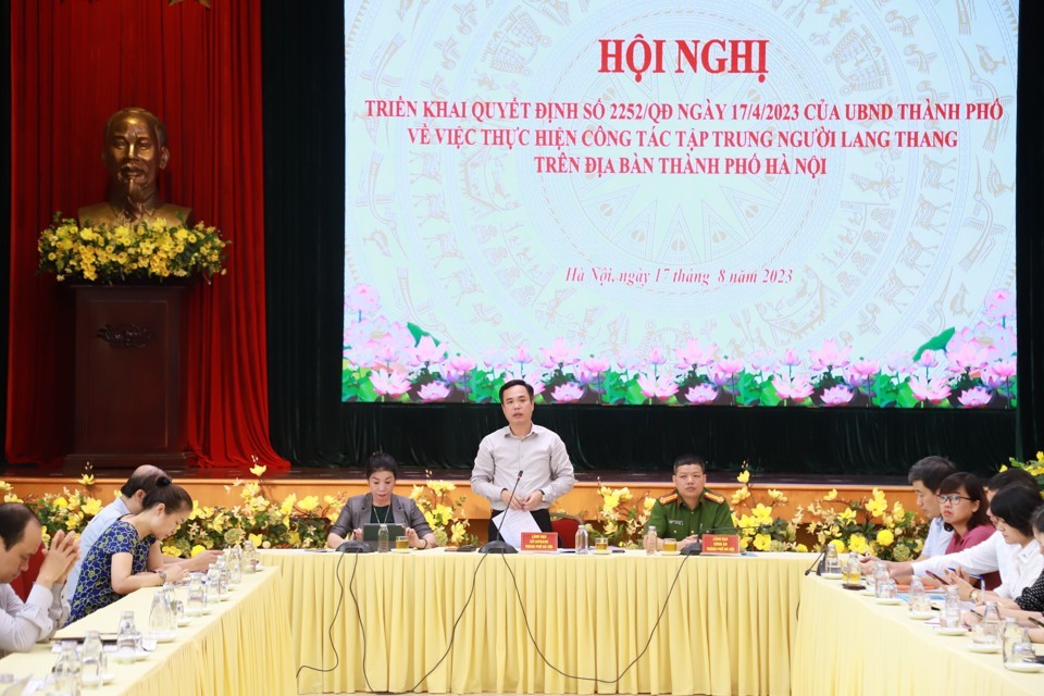 Phó Giám đốc Sở LĐTB&XH Hà Nội Nguyễn Hồng Dân trả lời các ý kiến về thực hiện công tác tập trung người lang thang trên địa bàn Hà Nội.  