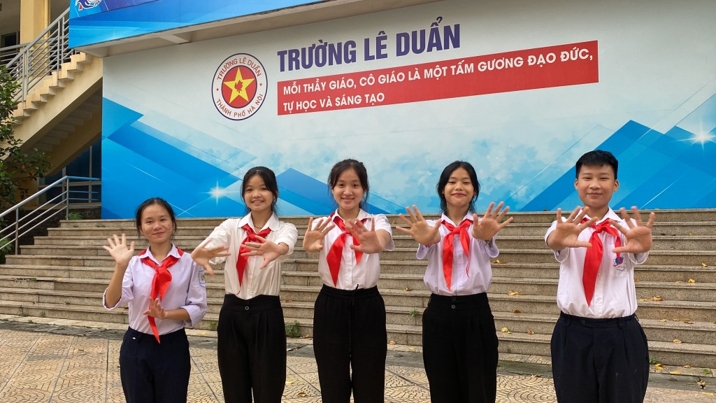 Nguyễn Minh Anh (thứ hai từ phải sang) cùng các bạn tham gia Liên hoan Chỉ huy Đội giỏi toàn quốc năm 2023