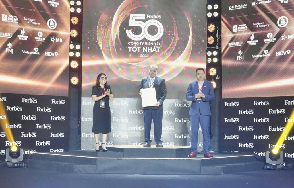 Ông Quảng Văn Viết Cương - Phó Tổng Giám đốc Tổng Công ty Becamex IDC nhận cúp và chứng nhận TOP 50 công ty niêm yết tốt nhất Việt Nam năm 2023.