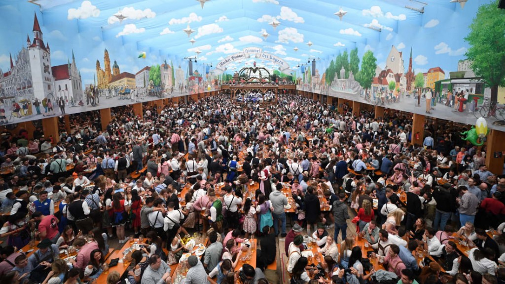 Lễ khai mạc lễ hội bia lớn nhất thế giới Oktoberfest lần thứ 187 ở Munich (Đức) ngày 17/9/2022 (Ảnh: Reuters)