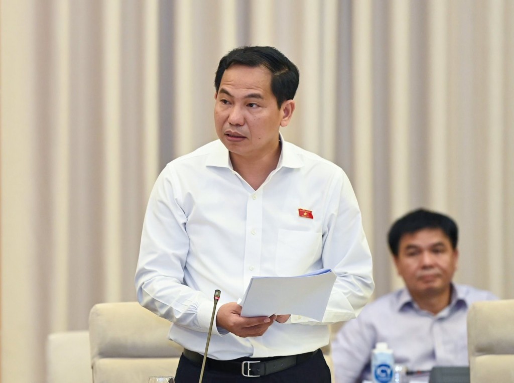 Chủ nhiệm Ủy ban Tài chính - Ngân sách của Quốc hội Lê Quang Mạnh báo cáo tại phiên họp.