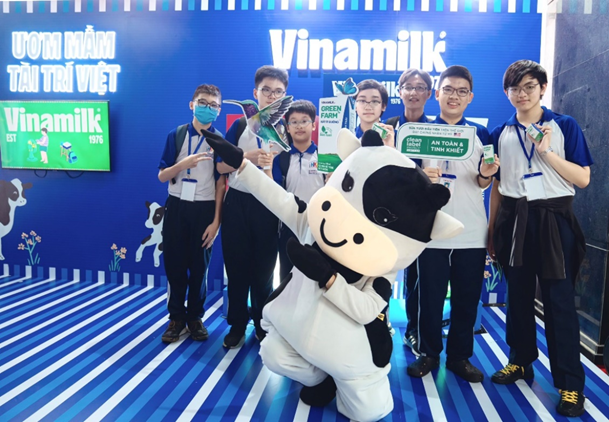  Sữa chua uống Vinamilk SuSu, sữa trái cây Vinamilk Hero, sữa tươi Vinamilk Green Farm giúp các tuyển thủ nhí giải tỏa căng thẳng bằng các hoạt động phát mẫu thử và hoạt náo vui nhộn 