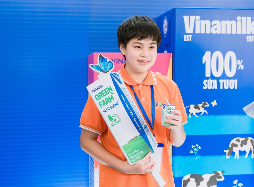 Thí sinh tiếp thêm năng lượng từ sữa chua uống Vinamilk SuSu, sữa trái cây Vinamilk Hero, sữa tươi Vinamilk 100%, sữa ngon tinh khiết Vinamilk Green Farm