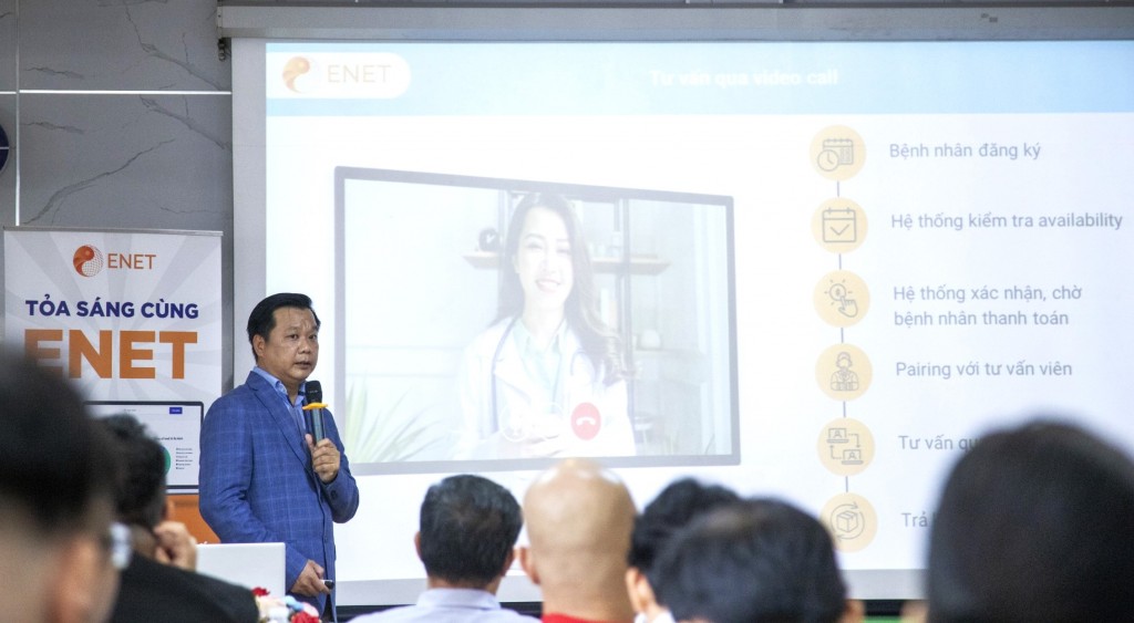Ông Đồng Hoàng Thịnh, Giám đốc Công ty CP Công nghệ Du lịch Enet giới thiệu các tính năng của Enet MeetDoctor