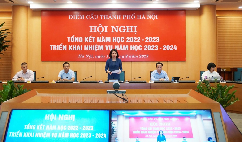 Phó Chủ tịch UBND thành phố Hà Nội Vũ Thu Hà trình bày tham luận.