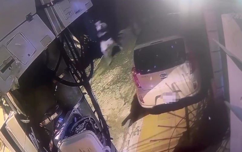Camera ghi lại hình ảnh đối tượng trộm, cướp tài sản chạy vào trong ngõ rồi mất hút