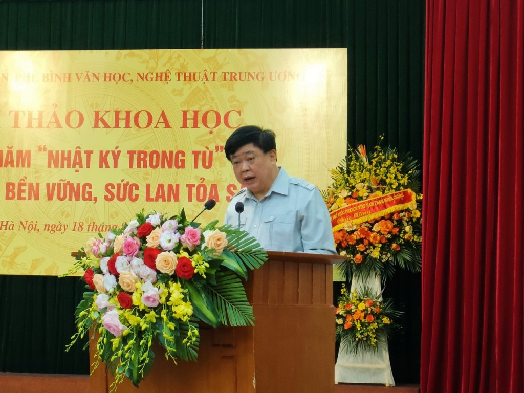PGS.TS, nhà văn Nguyễn Thế Kỷ phát biểu đề dẫn Hội thảo