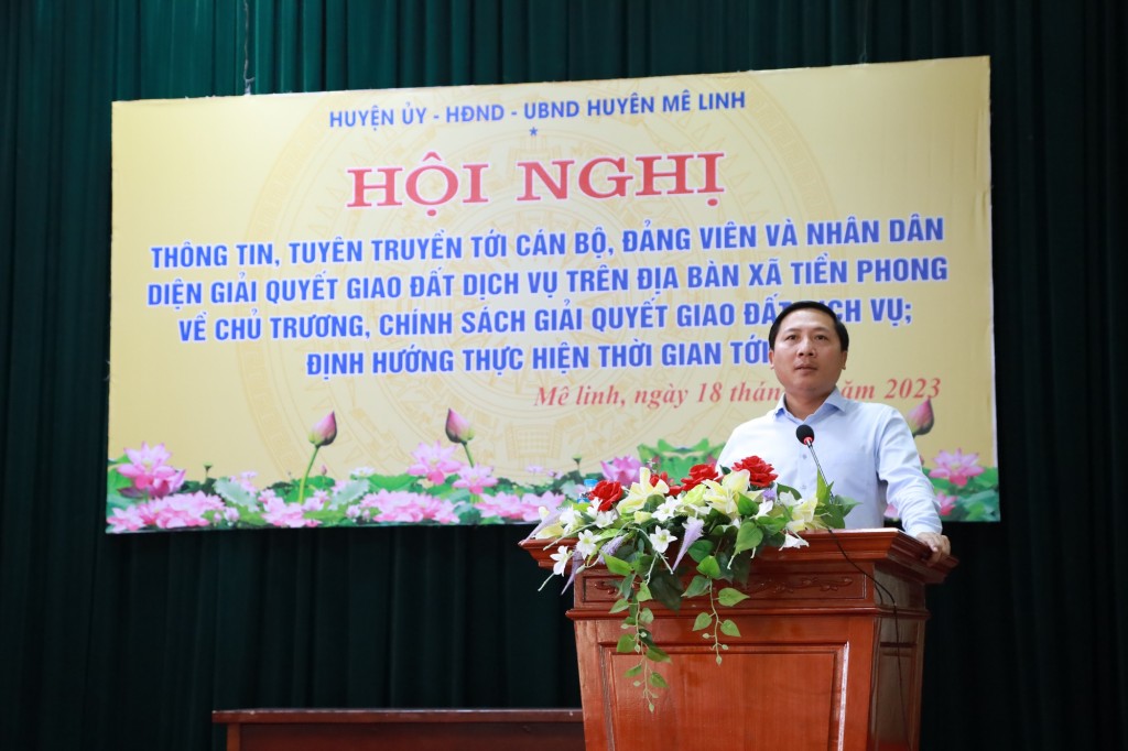 Bí thư Huyện ủy Nguyễn Thanh Liêm trao đổi, tuyên truyền về chủ trương, chính sách giải quyết giao đất dịch vụ cho Nhân dân xã Tiền Phong