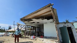 Quảng Nam: Sợ nhà trôi ra biển, người dân tự bỏ hơn 300 triệu đồng làm kè
