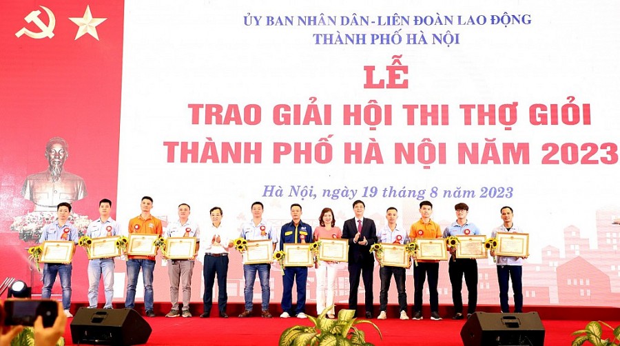 Phó Chủ tịch Tổng LĐLĐ Việt Nam Ngọ Duy Hiểu và Phó Chủ tịch LĐLĐ thành phố Hà Nội Nguyễn Chính Hữu trao giải Nhất các nghề cho các thí sinh
