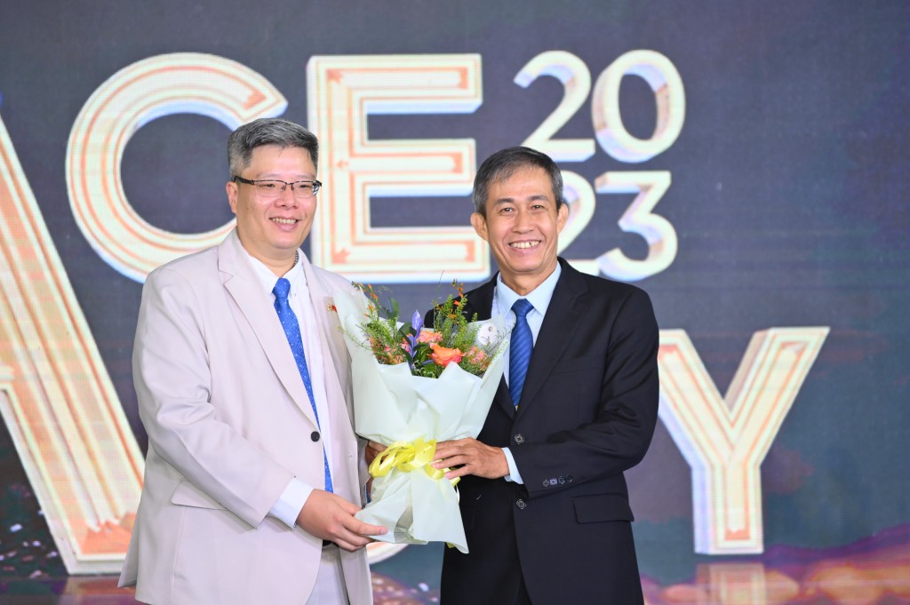 Ông Võ Văn Thiện (áo vest đen) nhận hoa từ ông Trần Hải Linh Ủy - Chủ tịch Hiệp hội VKBIA