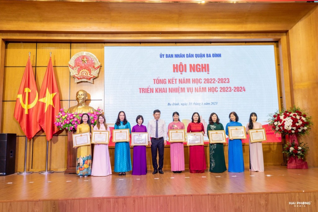 Trường THCS Nguyễn Tri Phương vinh dự nhận bằng khen của UBND thành phố Hà Nội