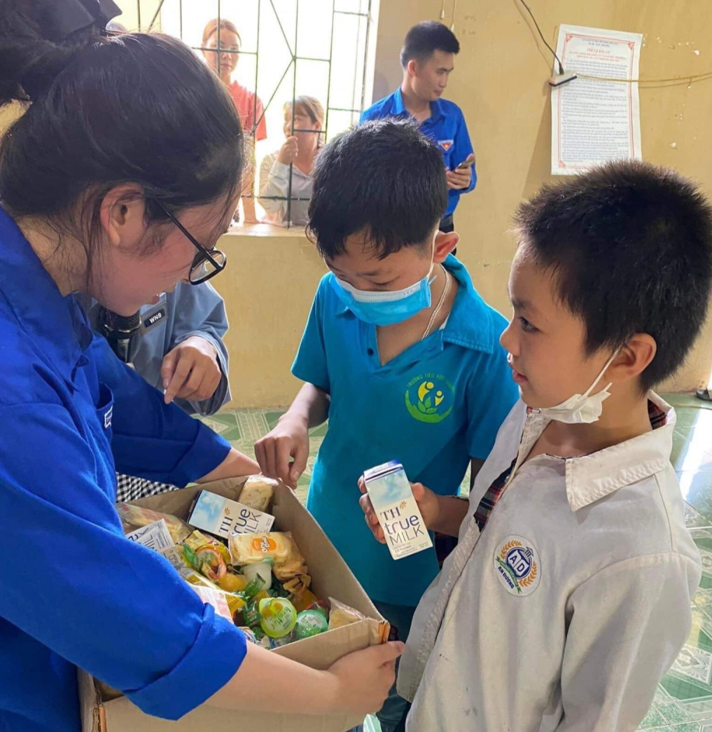 Hồng Nhung tham gia hoạt động tình nguyện 