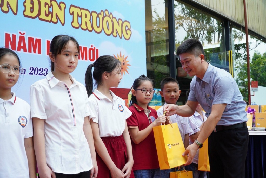 Bí thư Đảng ủy Công ty Tân Đệ Lê Tuấn Thiên trao quà cho các thành viên nhí