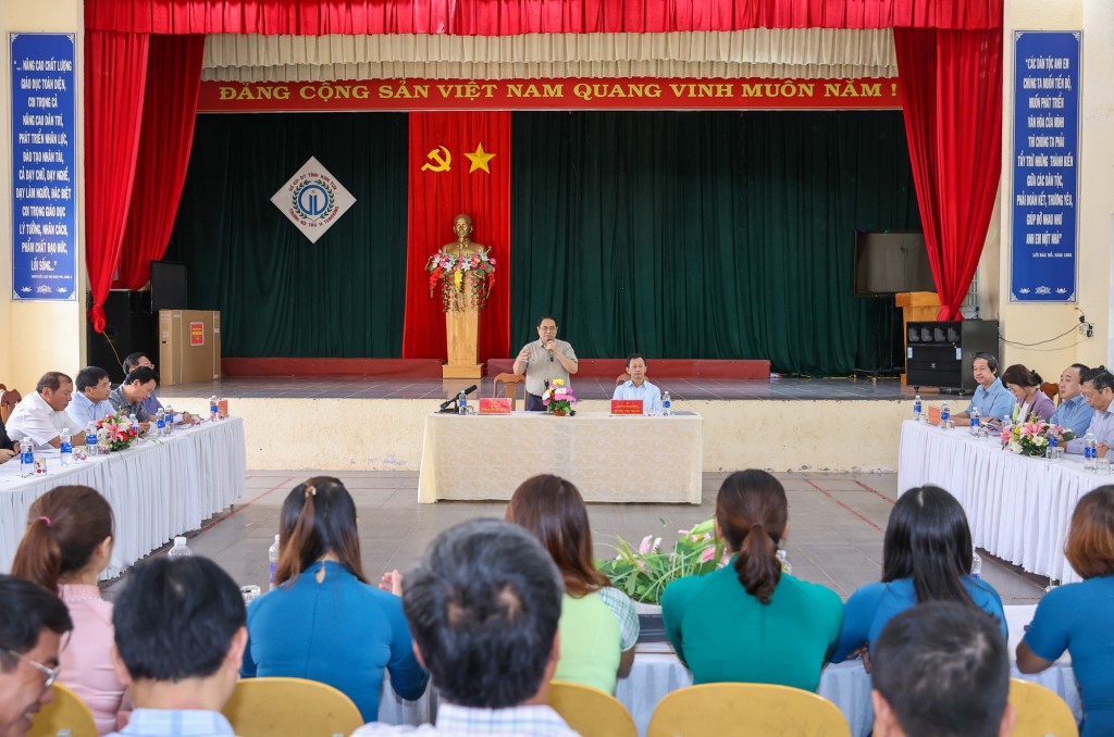 Thủ tướng Phạm Minh Chính tới thăm thầy và trò Trường Phổ thông Dân tộc nội trú của huyện Tu Mơ Rông - Ảnh: VGP/Nhật Bắc