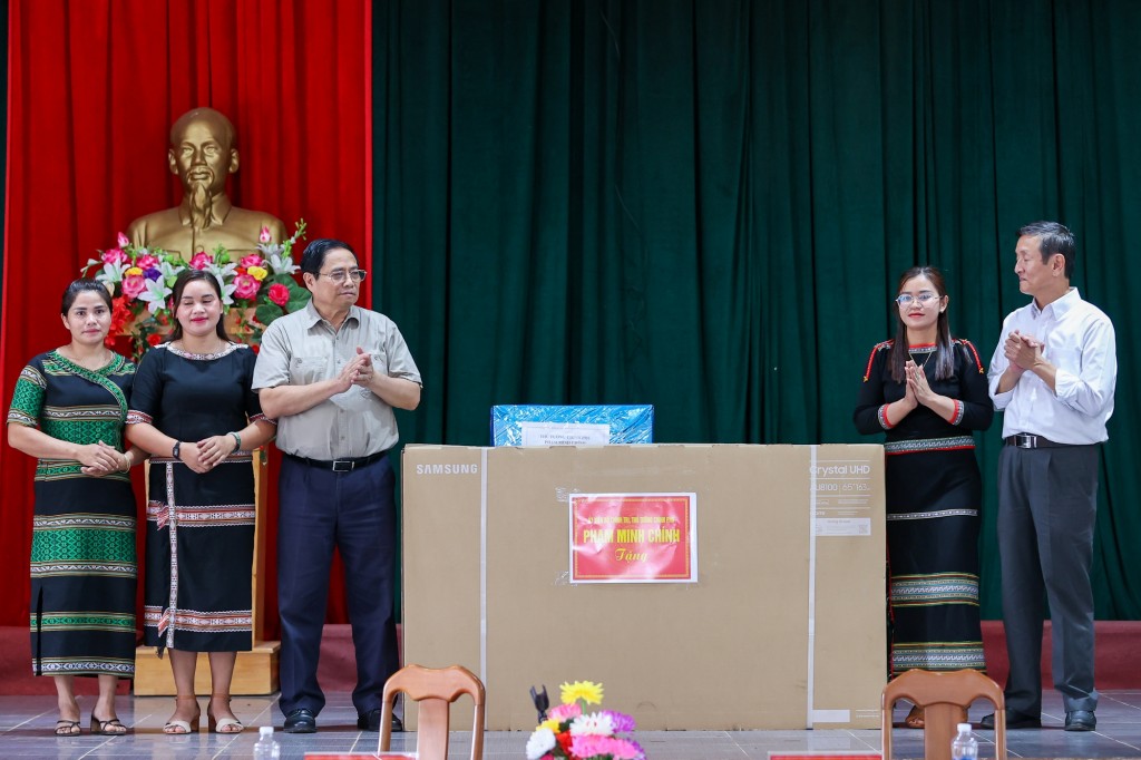 Thủ tướng trao tặng Trường Phổ thông Dân tộc nội trú Tu Mơ Rông quà trị giá 1 tỷ đồng cho trường - Ảnh: VGP/Nhật Bắc