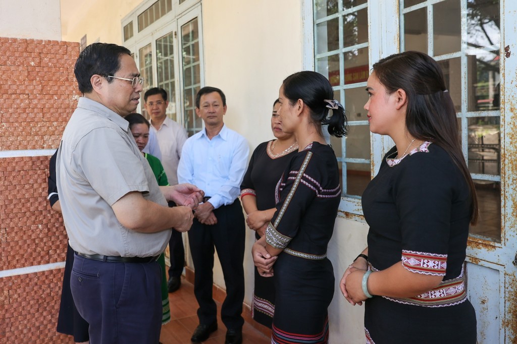 Thủ tướng Phạm Minh Chính thăm hỏi, động viên giáo viên Trường Phổ thông Dân tộc nội trú huyện Tu Mơ Rông - Ảnh: VGP/Nhật Bắc