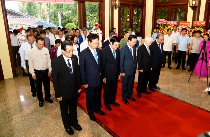 Chủ tịch nước Võ Văn Thưởng cùng các thành viên đoàn công tác Trung ương, tỉnh An Giang dâng hương, dành phút mặc niệm tưởng nhớ Chủ tịch Tôn Đức Thắng. 