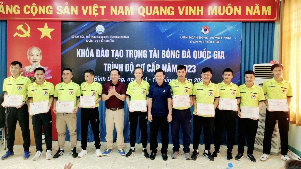 Bình D75 học viên có chứng nhận đào tạo trọng tài bóng đá quốc gia trình độ sơ cấp