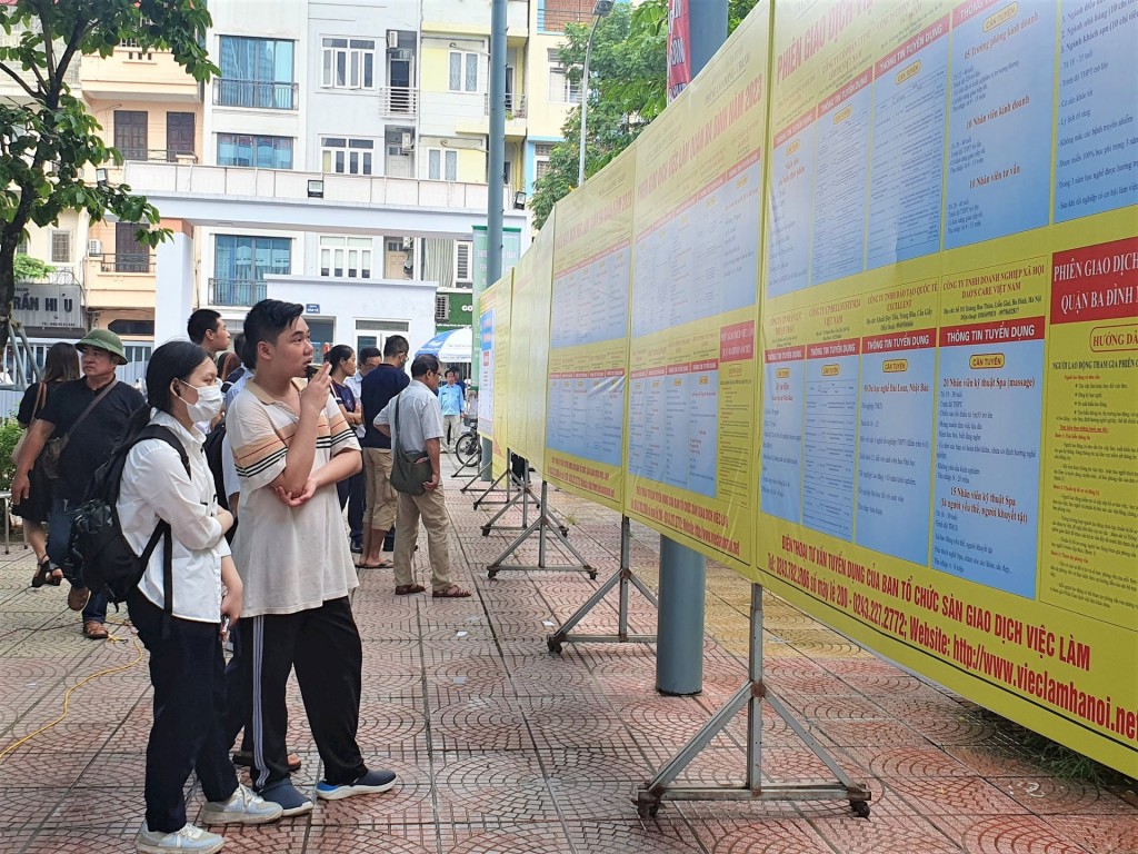 Đông đảo người lao động, học sinh, sinh viên tìm hiểu cơ hội việc làm tại phiên giao dịch.