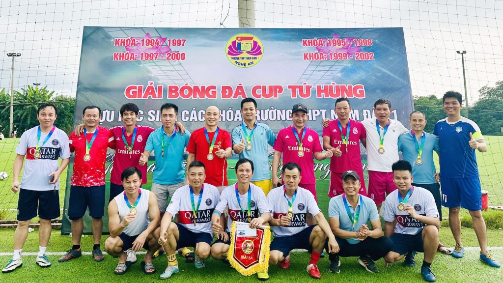 Lần đầu tiên tổ chức thành công giải bóng đá cựu học sinh quê hương Bác
