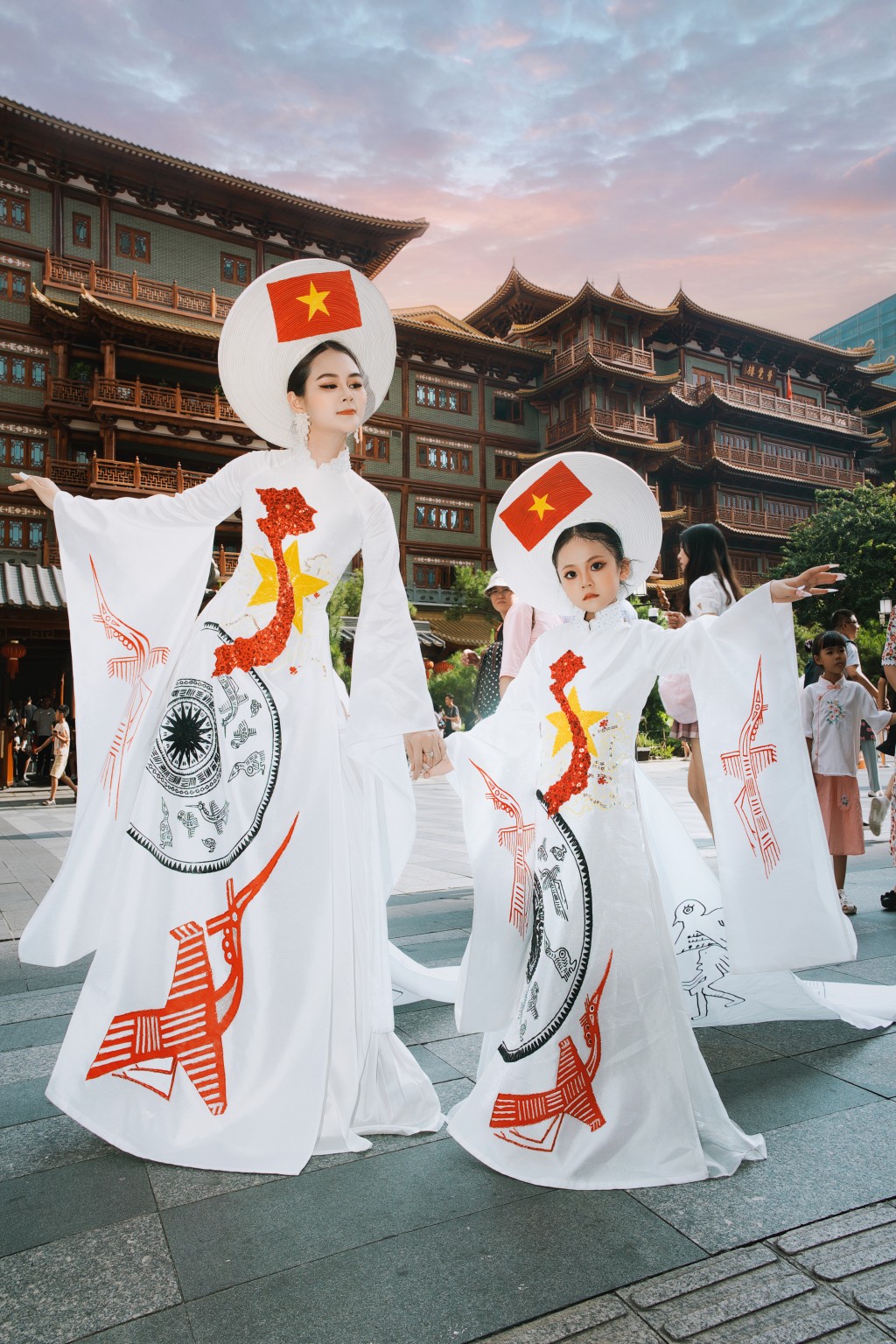 Mẫu nhí Nhật Anh và NTK Thạch Linh trong bộ ảnh quảng bá áo dài tại Trung Quốc