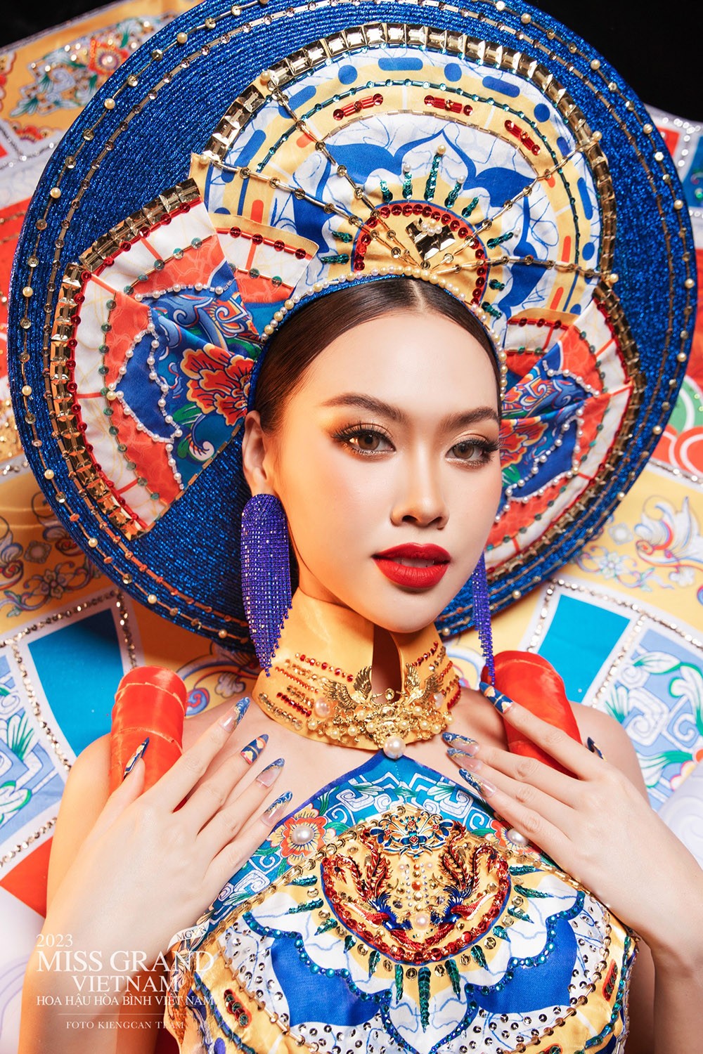 Đặng Hoàng Tâm Như trình diễn trang phục dân tộc lấy cảm hứng từ nghệ thuật Pháp lam Huế