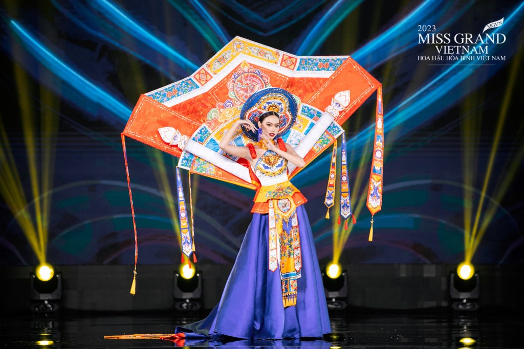 Đặng Hoàng Tâm Như trình diễn trang phục dân tộc lấy cảm hứng từ nghệ thuật Pháp lam Huế