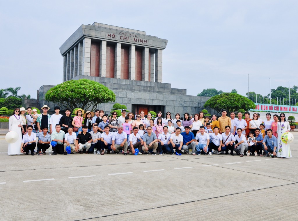 Tập Đoàn Quang Minh - Nam Sơn viếng thăm lăng Bác