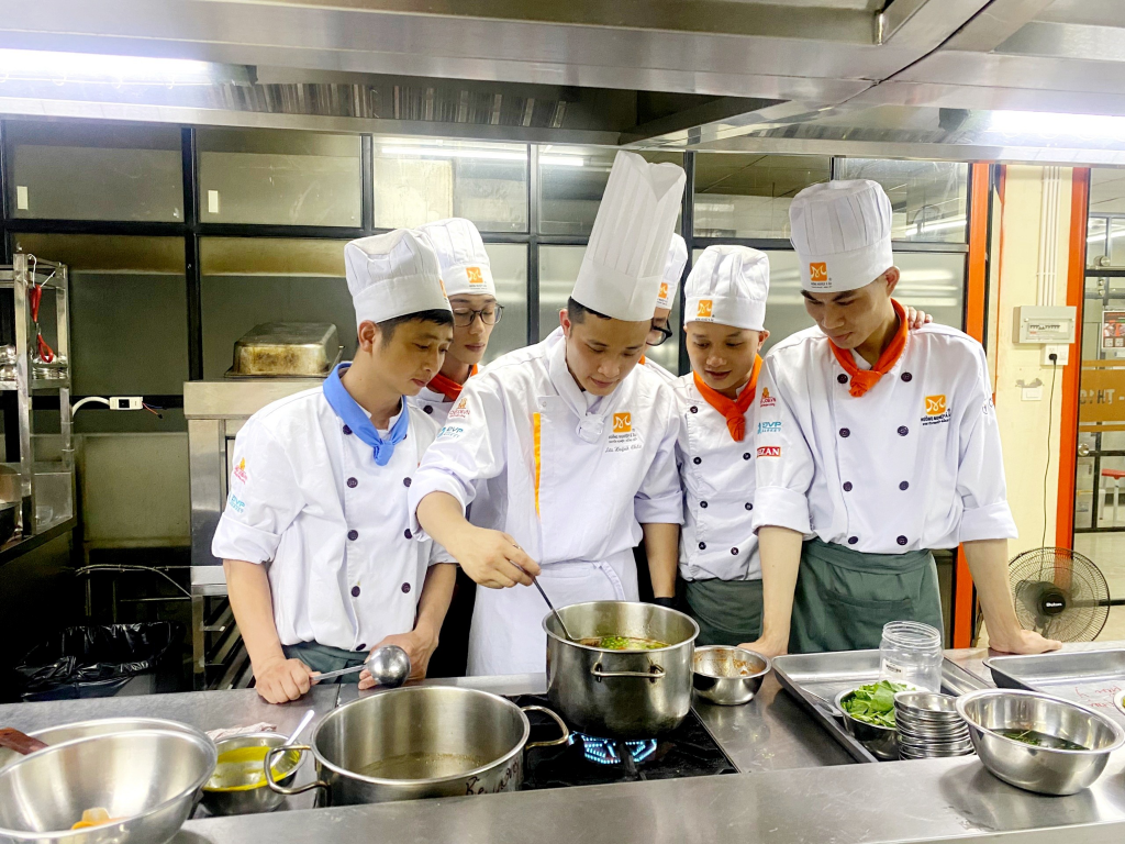 Một buổi giảng dạy tại Trường hướng nghiệp Á ÂU của giảng viên Lưu Huỳnh Châu (Đứng thứ ba từ trái qua phải)