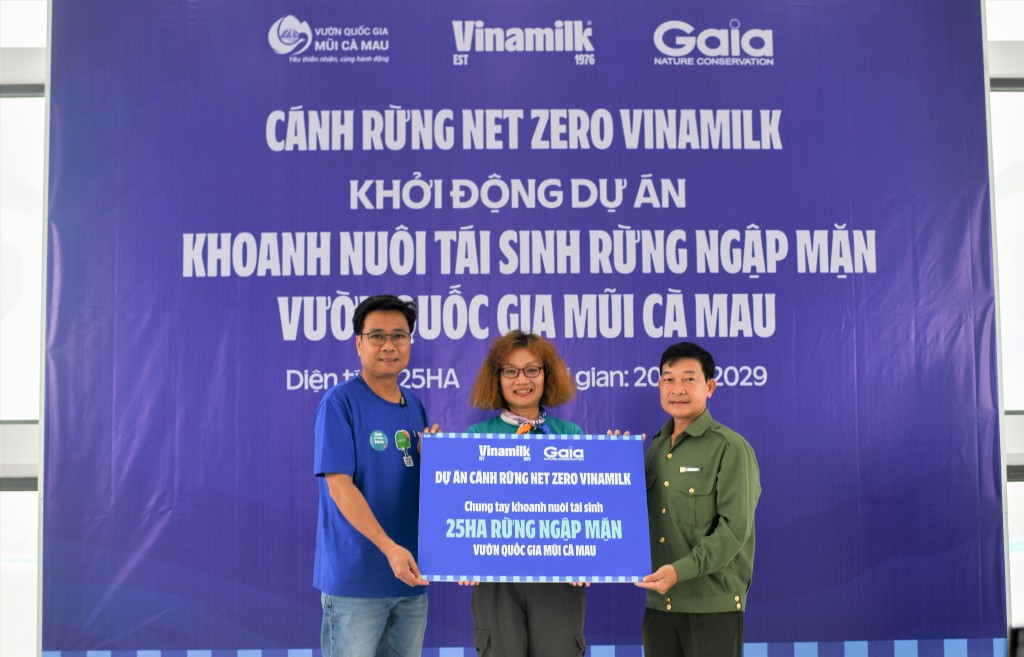 Ông Lê Hoàng Minh (bên trái) đại diện Vinamilk và bà Đỗ Thị Thanh Huyền đại diện Gaia trao tượng trưng bảng 25ha rừng ngập mặn thuộc dự án “Cánh rừng Net Zero Vinamilk” cho đại diện Vườn Quốc gia Mũi Cà Mau