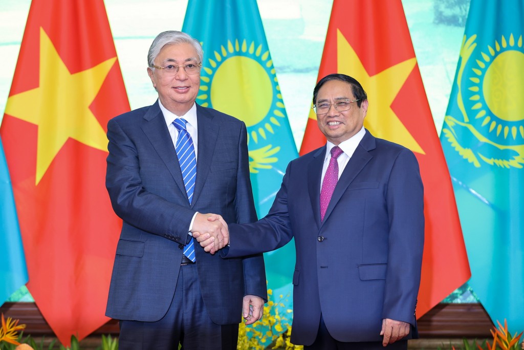 Thủ tướng Phạm Minh Chính và Tổng thống Kazakhstan Kassym-Jomart Tokayev - Ảnh: VGP/Nhật Bắc