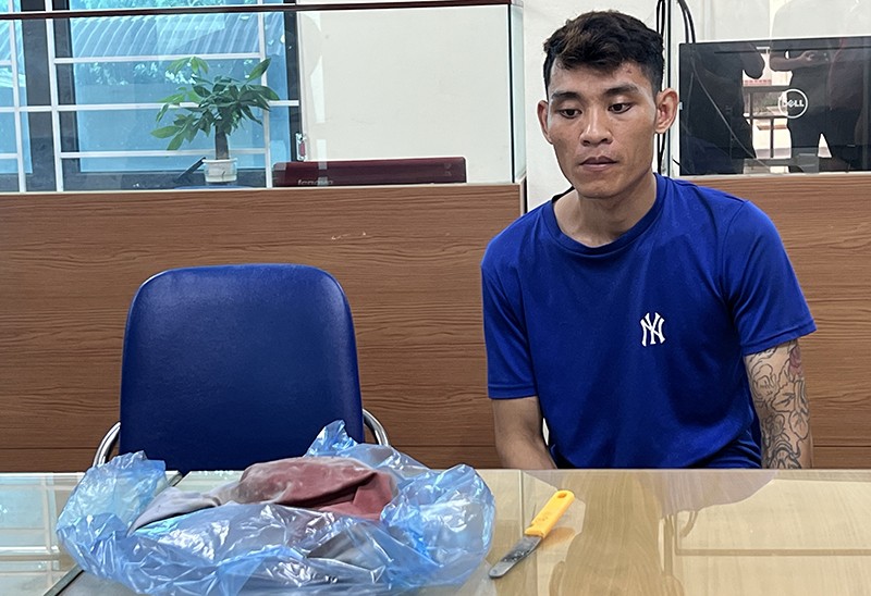Cảnh sát bắt giữ đối tượng Phạm Văn Mạnh cùng hung khí dùng để cướp tài sản 
