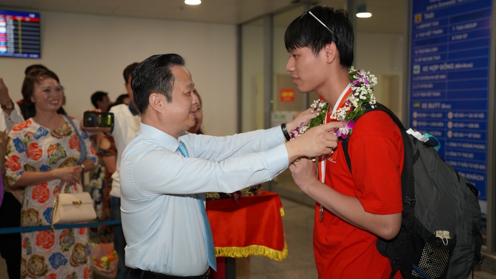 Giám đốc Sở Giáo dục và Đào tạo Trần Thế Cương đón đoàn học sinh Hà Nội trở về nước sau kỳ thi IOAA