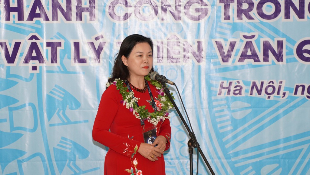 Bà Trần Lưu Hoa - Phó Giám đốc Sở Giáo dục và Đào tạo phát biểu tại lễ đón đoàn