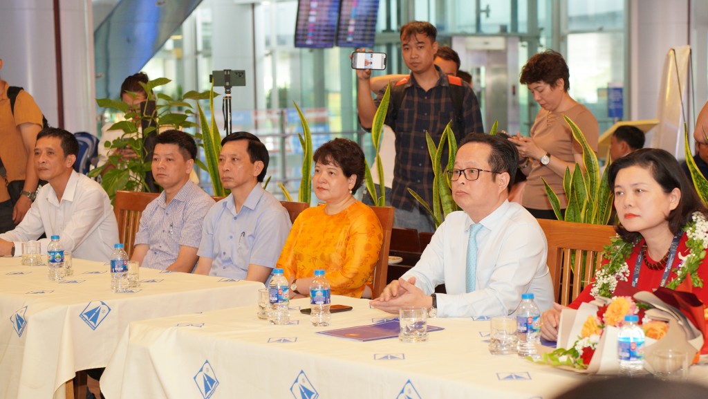 Các lãnh đạo Sở Giáo dục và Đào tạo Hà Nội trực tiếp đón đoàn dự thi tại sân bay