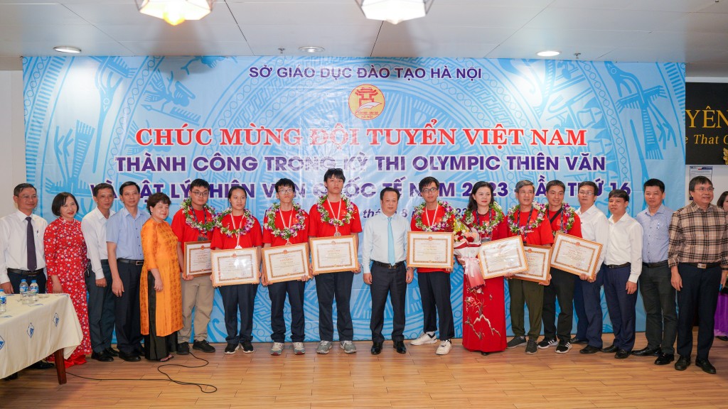 Giám đốc Sở Giáo dục và Đào tạo Hà Nội tặng giấy khen tới đoàn thí sinh tham gia kỳ thi