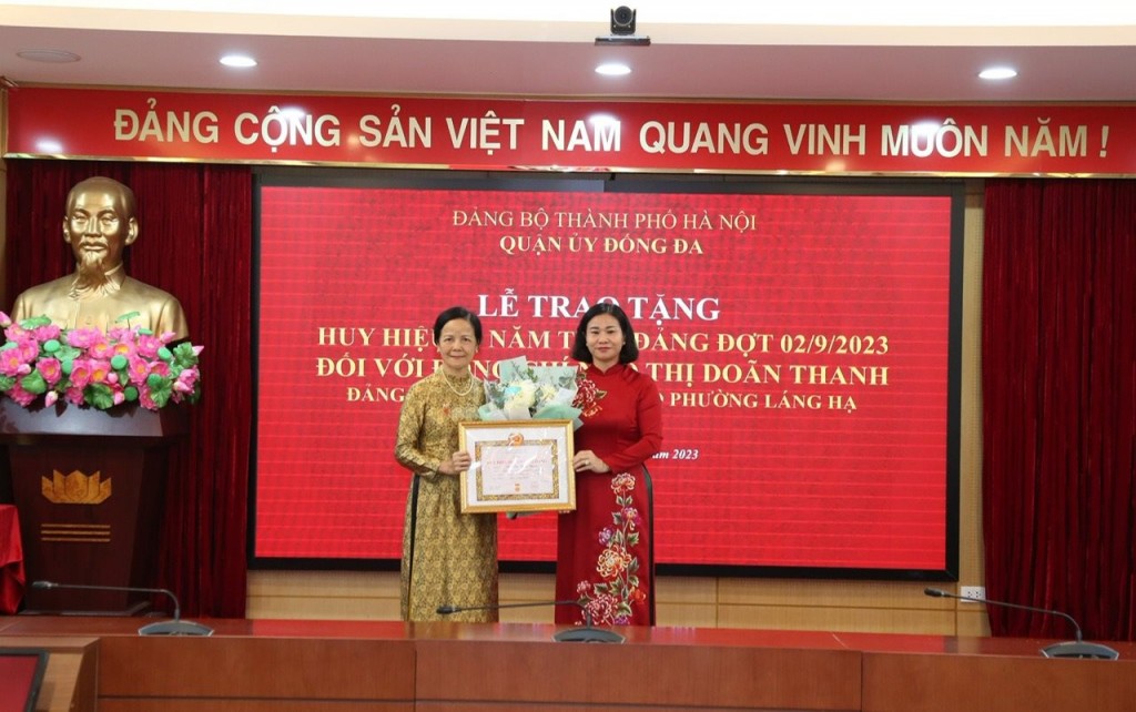 Trao tặng Huy hiệu Đảng cho 841 đảng viên quận Đống Đa