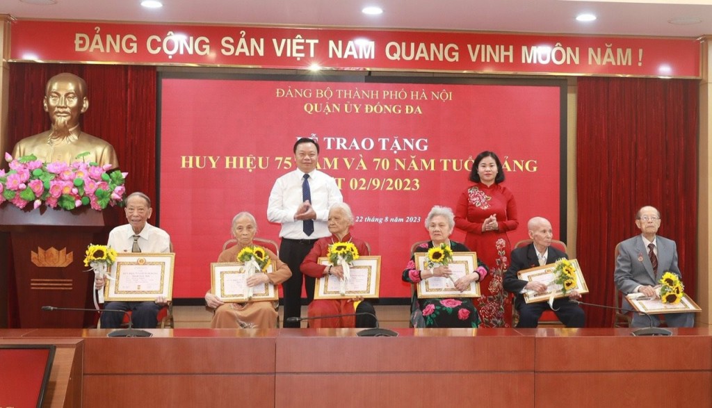 Trao tặng Huy hiệu Đảng cho 841 đảng viên quận Đống Đa