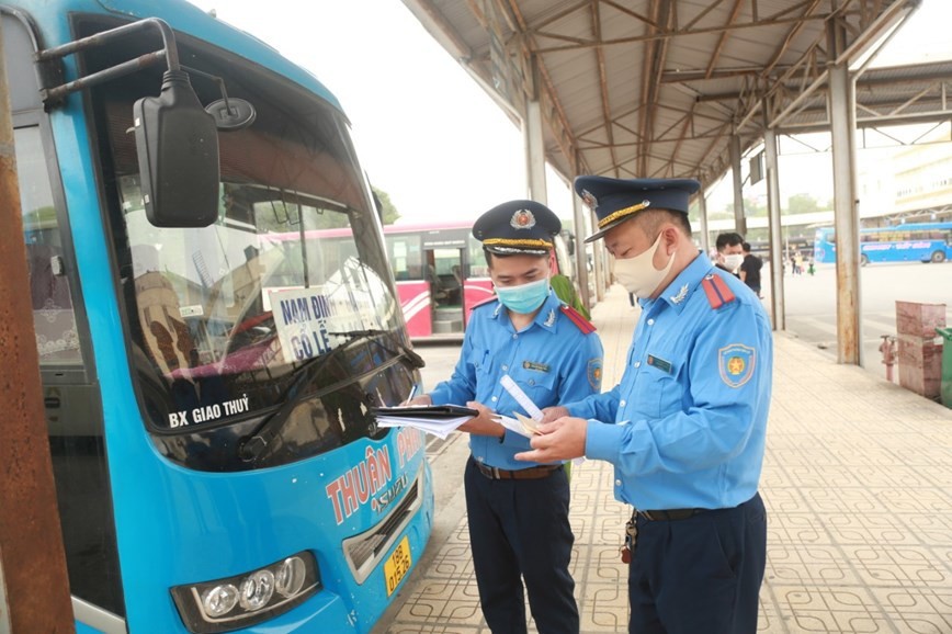 Thanh tra Sở GTVT chốt trực giải tỏa ùn tắc