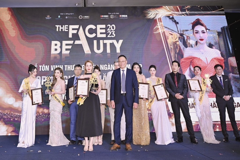 Founder Hằng Nga (váy đen), là 1 trong 30 gương mặt đại sứ The Face Beauty VietNam 2023 vừa được VKBIA tin tưởng ủy nhiệm