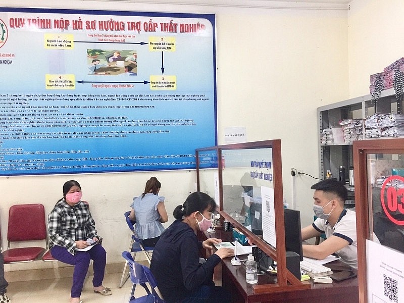 Người lao động đến Trung tâm DVVL Nghệ An làm thủ tục hỗ trợ chính sách BHTN