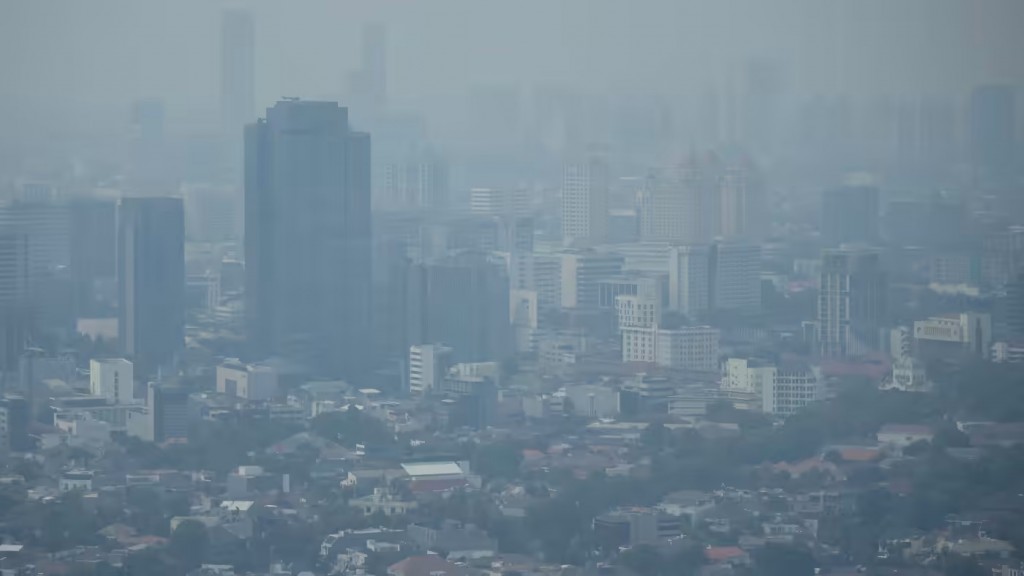 Khói mù bao phủ khu thương mại chính ở Jakarta vào ngày 11 tháng 8 (Ảnh: AP