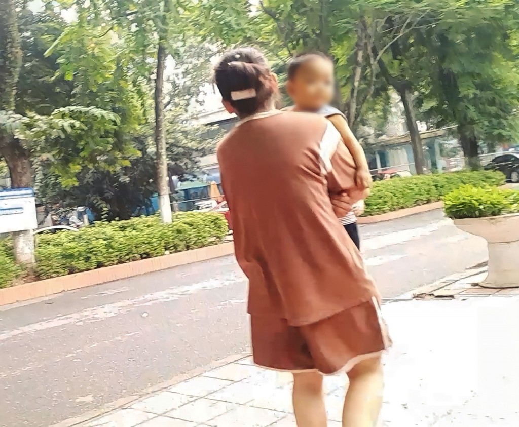 Bé Tùng gầy yếu, xanh xao