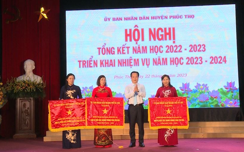 Đồng chí Trần Thế Cương - TUV, Giám đốc Sở GD&ĐT trao cờ thi đua của Thành phố cho các tập thể