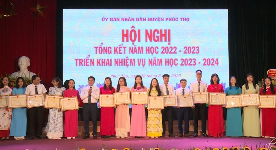 Lãnh đạo huyện trao thưởng cho các tập thể, cá nhân có thành tích trong năm học 2022 - 2023