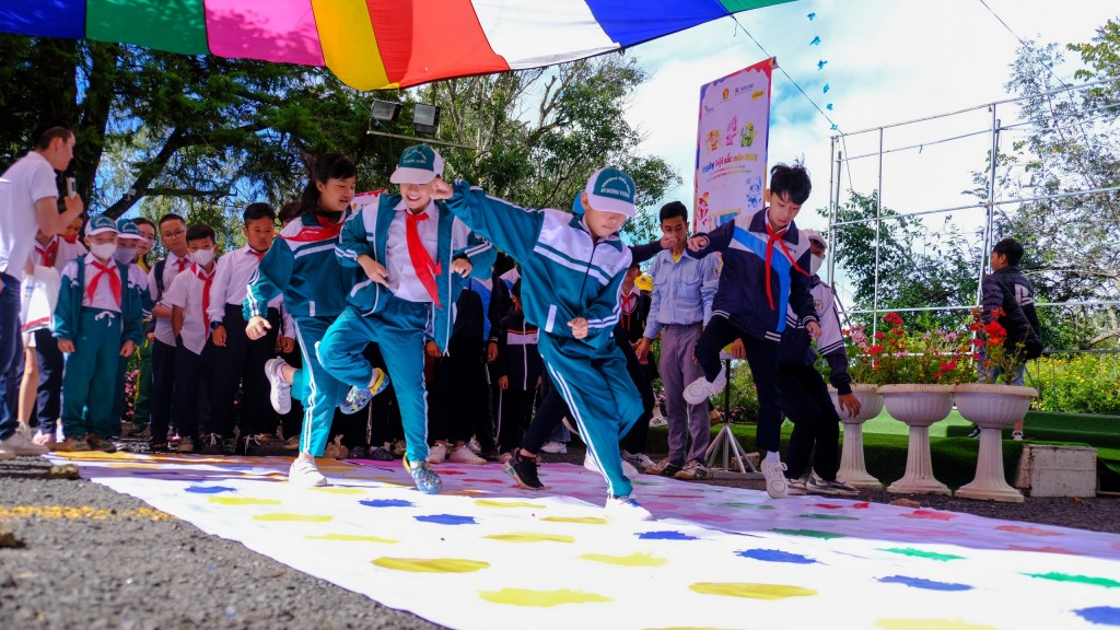 Các em thiếu nhi trải nghiệm trò chơi tại ngày hội