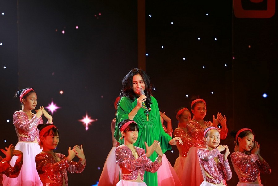 Diva Thanh Lam, người đàn bà hát đầy nội lực, đầy đam mê mang đến cho sân khấu “Ơn nghĩa sinh thành” hai ca khúc “Mẹ yêu con” (Nguyễn Văn Tý) và “Mẹ Việt Nam mặt trời trong tim con”